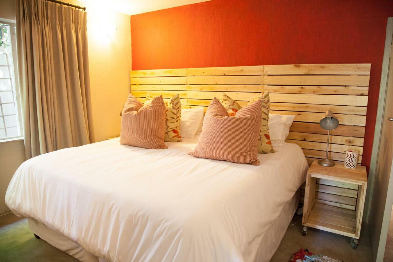 Little Forest Guest House โจฮันเนสเบิร์ก ภายนอก รูปภาพ
